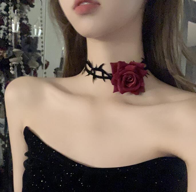 Wholesale Retro girl' s necklace with dark night rose and ns